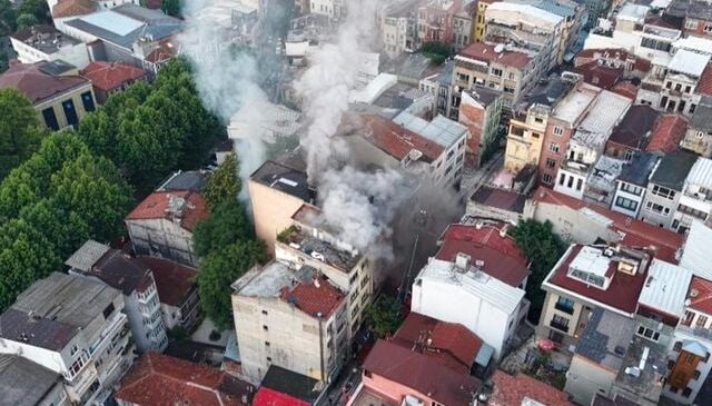 Fatih’te 5 katlı iş hanında yangın: 1 kişi kurtarıldı