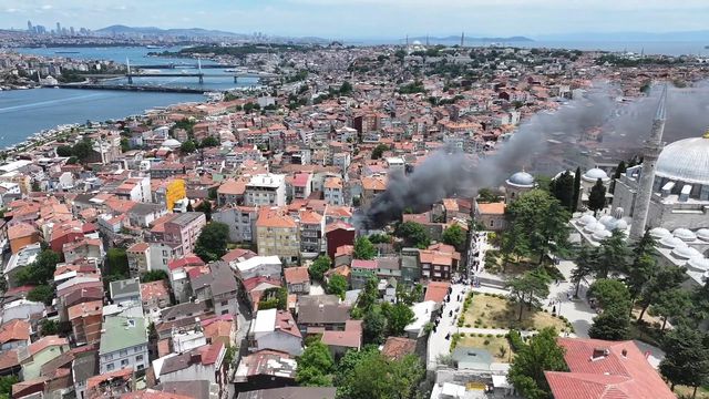 İstanbul’da büyük yangın! Alevler araçlara sıçradı, dumanlar şehri kapladı