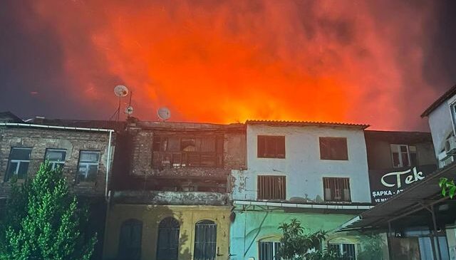 İstanbul’un kalbinde korkutan yangın! Tarihi han alevlere teslim oldu