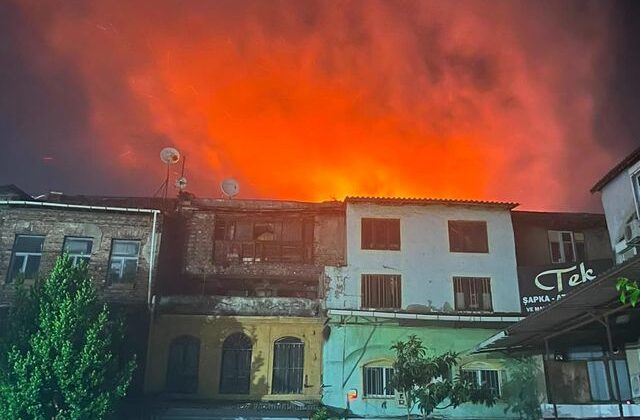 İstanbul’un kalbinde korkutan yangın! Tarihi han alevlere teslim oldu