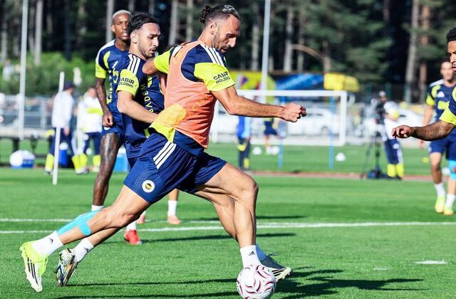 Fenerbahçe’de sakatlık: Vedat Muriqi idmandan sedyeyle ayrıldı