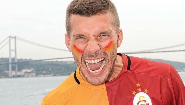 Fenerbahçe’nin rakibi olan Podolski’den flaş paylaşım