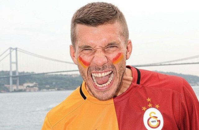 Fenerbahçe’nin rakibi olan Podolski’den flaş paylaşım