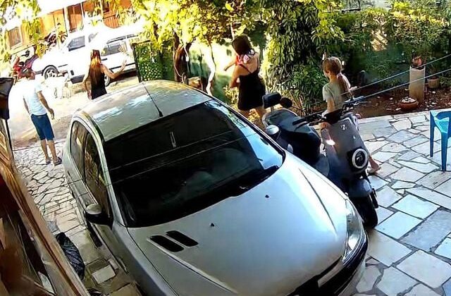‘Kapı gıcırtısı’ nedeniyle komşusunu çocukların gözü önünde katletti