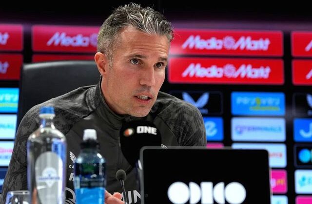 Feyenoord Robin van Persie’yi kovdu