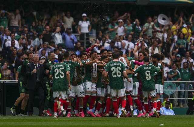 Futbol tarihinde uzun yılların ardından bir ilk! Maç oynanırken reklam arası verildi