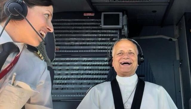 Gökyüzünde tarihi anlar, Papa Leo kokpite geçti, savaş jetini selamladı