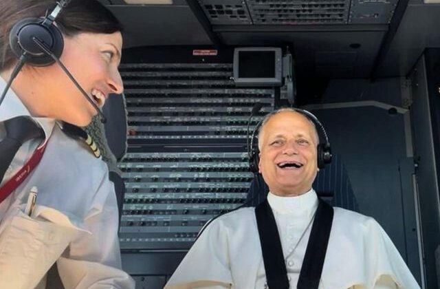 Gökyüzünde tarihi anlar, Papa Leo kokpite geçti, savaş jetini selamladı