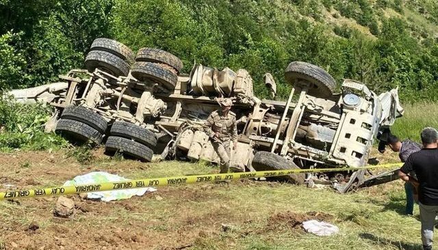 Beton mikseri uçuruma yuvarlandı! 2 kişi hayatını kaybetti