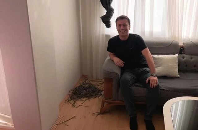 Kendi evinde misafir gibi! 2 aydır oturma odasına giremiyor