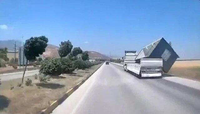 Tırda yüklü konteyner, fırtınada düştü; o anlar kamerada