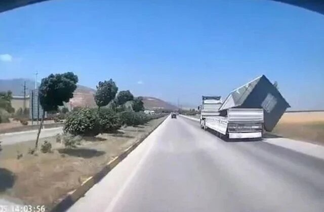 Tırda yüklü konteyner, fırtınada düştü; o anlar kamerada