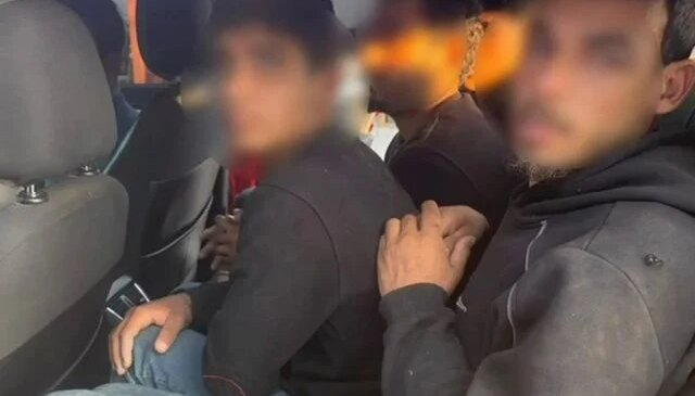 Taksiyle göçmen kaçıran insan tacirleri polisten kaçamadılar