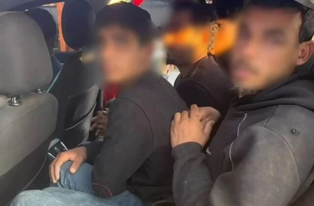 Taksiyle göçmen kaçıran insan tacirleri polisten kaçamadılar