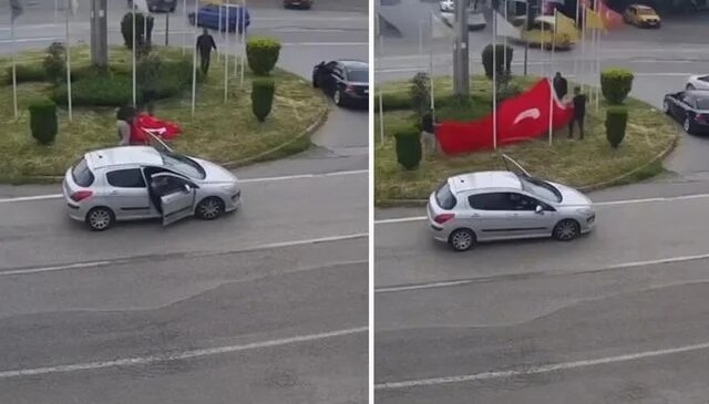 Rüzgarda ipi kopan Türk bayrağını vatandaşlar korudu