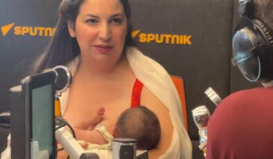 Hem emzirdi hem canlı yayına devam etti