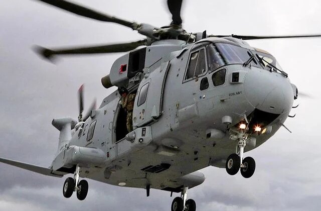 İngiliz Kraliyet Donanması’na ait helikopter düştü