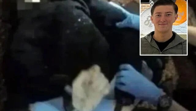 İngiltere’de polisin bıçaklanarak ağır yaralanan genci kelepçelediği anlar ortaya çıktı