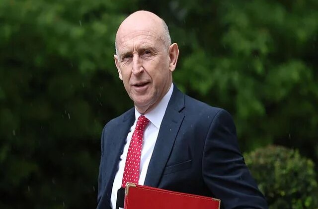 İngiliz hükümetinde bütçe depremi! Savunma Bakanı John Healey istifa etti