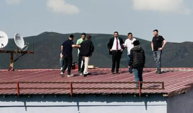Türkiye’yi gezip çatılara çıkıyor! “İntiharkolik” yine sahnede