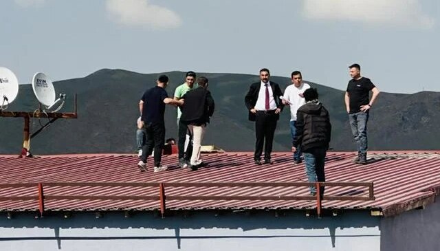 Türkiye’yi gezip çatılara çıkıyor! “İntiharkolik” yine sahnede