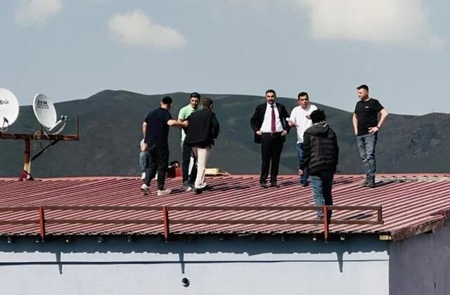 Türkiye’yi gezip çatılara çıkıyor! “İntiharkolik” yine sahnede