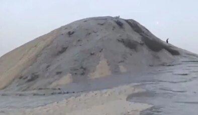İran’da çamur volkanı faaliyete geçti