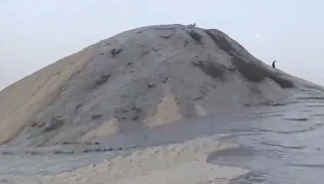 İran’da çamur volkanı faaliyete geçti