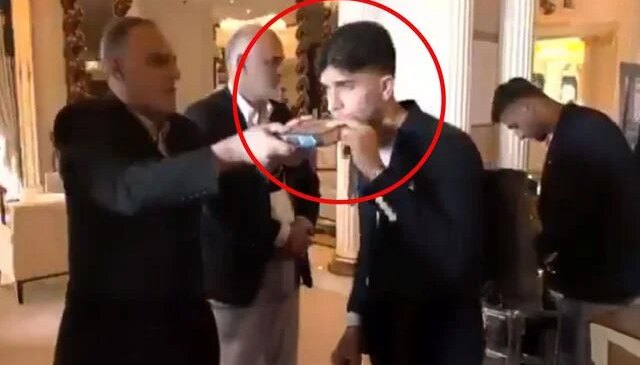 İranlı futbolcular Kur’an-ı Kerim’i öperek ABD’ye doğru yola çıktı