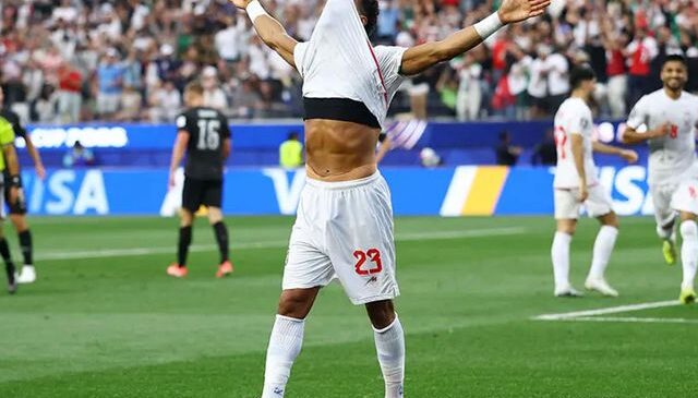 İranlı futbolcunun gol sevinci olay oldu