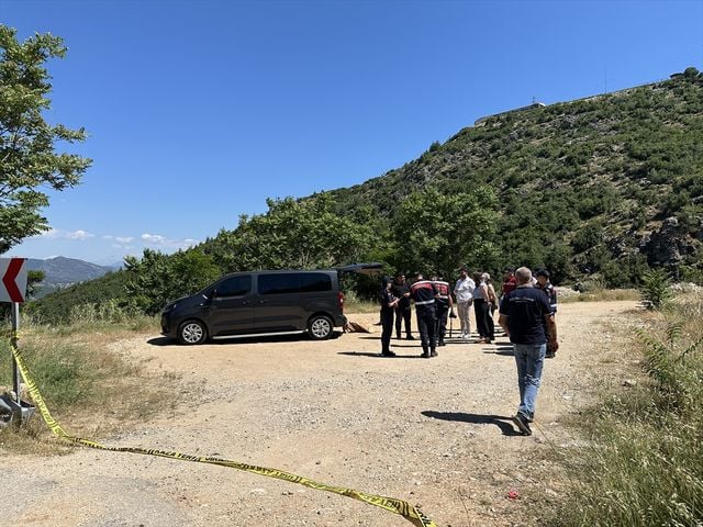 Isparta'da park halindeki araçta 2 gencin cansız bedeni bulundu