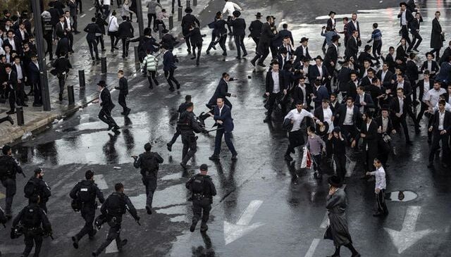 İsrail polisi, zorunlu askerlik karşıtı gösteri yapan Haredilere ses bombalarıyla müdahale etti