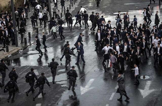 İsrail polisi, zorunlu askerlik karşıtı gösteri yapan Haredilere ses bombalarıyla müdahale etti