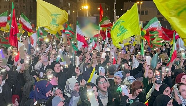 İsrail’e yönelik başlatılan saldırının ardından Tahran’da halk meydanlara döküldü