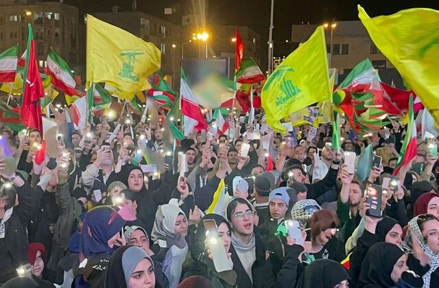 İsrail’e yönelik başlatılan saldırının ardından Tahran’da halk meydanlara döküldü
