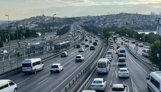 İstanbul’da bayram tatili sonrası sabah saatlerinde trafik yoğunluğu oluştu