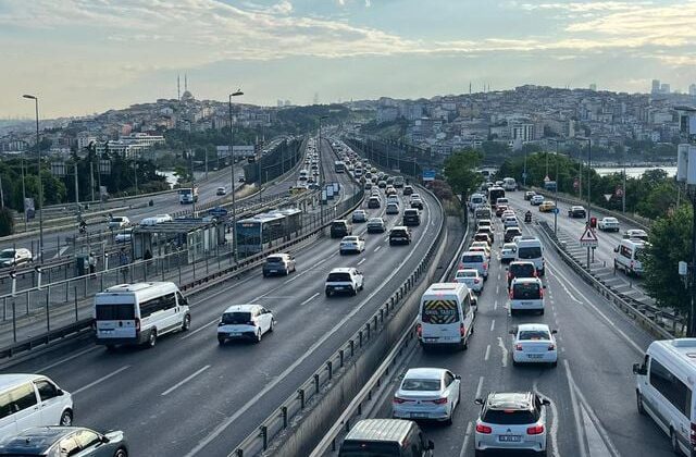 İstanbul’da bayram tatili sonrası sabah saatlerinde trafik yoğunluğu oluştu