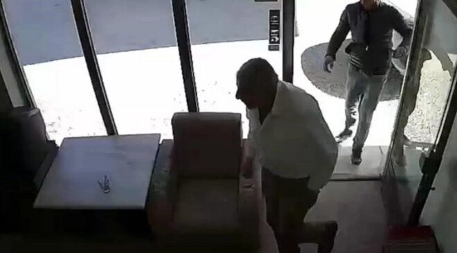 İsteği reddedilince dükkanı basıp komşularına dehşeti yaşattı