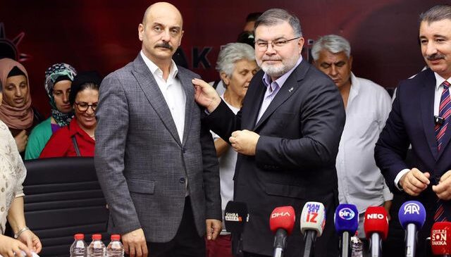 AK Parti’de toplu rozet töreni! İzmir’de 370 kişi aynı anda partiye katıldı