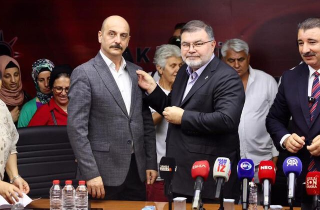 AK Parti’de toplu rozet töreni! İzmir’de 370 kişi aynı anda partiye katıldı