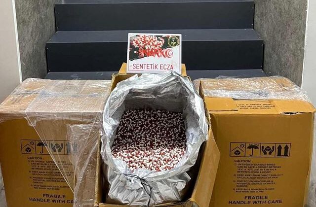 İzmir’de dev uyuşturucu operasyonu: 300 bin hap ele geçirildi