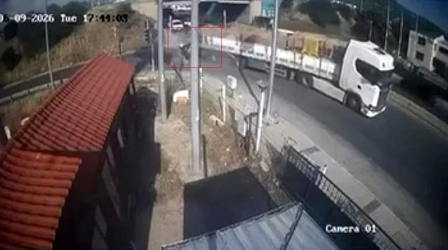 İzmir’de feci kaza: Tıra adeta ok gibi saplandı