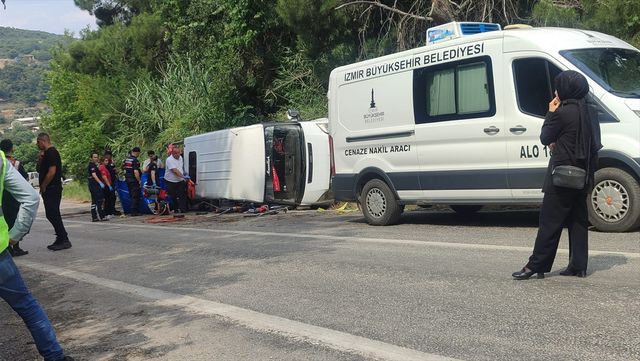 Tarım işçilerini taşıyan midibüs devrildi: 22 kişi yaralı