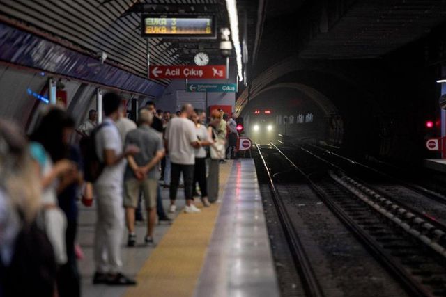 İzmir'de 'kablo hırsızlığı' girişimi metro seferlerini aksattı