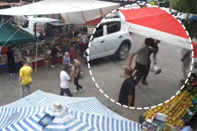İzmir’de pazarda izinsiz tezgah açmaya kalkan şahıs zabıtaya saldırdı