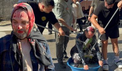 İşkence gibi eğlence! Şalvar giydirilip, boynuna çan takıldı, fırçayla yıkandı