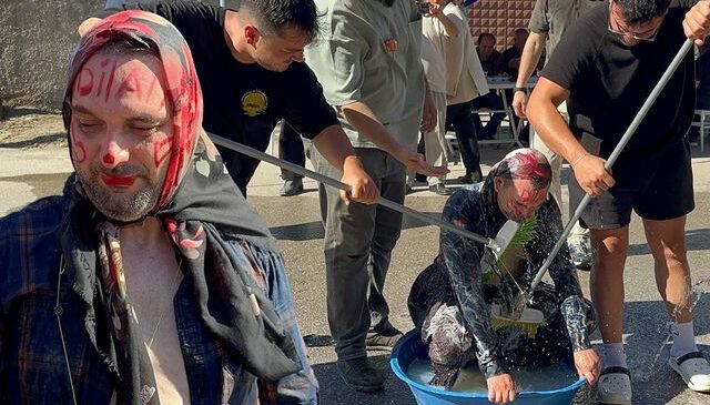 İşkence gibi eğlence! Şalvar giydirilip, boynuna çan takıldı, fırçayla yıkandı