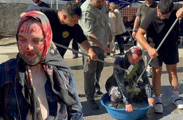 İşkence gibi eğlence! Şalvar giydirilip, boynuna çan takıldı, fırçayla yıkandı