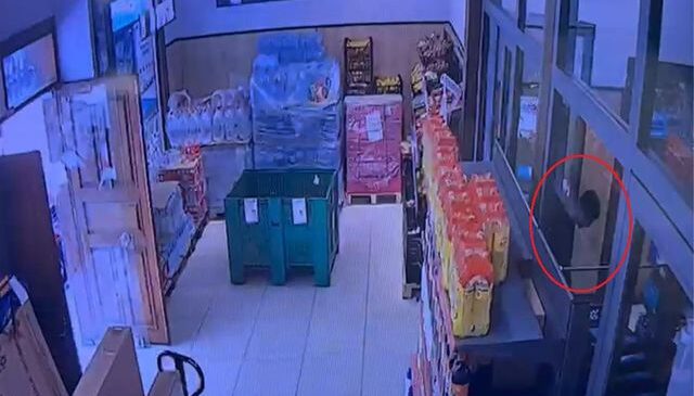 Marketten televizyon çalıp kaçan hırsızın terminalde yakalandığı aksiyon dolu anlar kamerada