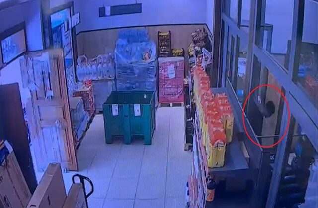 Marketten televizyon çalıp kaçan hırsızın terminalde yakalandığı aksiyon dolu anlar kamerada